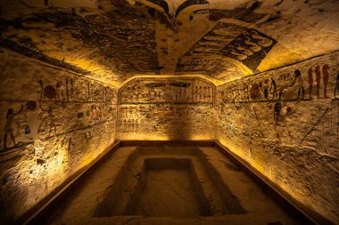 Luxor, Mısır - 18 Kasım 2021: Luxor, Mısır 'daki Krallar Vadisi' nin mezarlarındaki hiyerogliflerin ayrıntıları