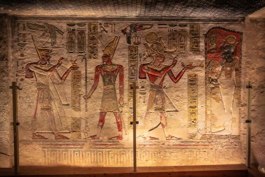 Luxor, Mısır - 18 Kasım 2021: Luxor, Mısır 'daki Krallar Vadisi' nin mezarlarındaki hiyerogliflerin ayrıntıları