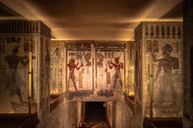 Luxor, Mısır - 18 Kasım 2021: Luxor, Mısır 'daki Krallar Vadisi' nin mezarlarındaki hiyerogliflerin ayrıntıları