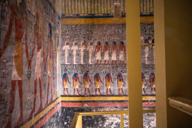 Luxor, Mısır - 18 Kasım 2021: Luxor, Mısır 'daki Krallar Vadisi' nin mezarlarındaki hiyerogliflerin ayrıntıları
