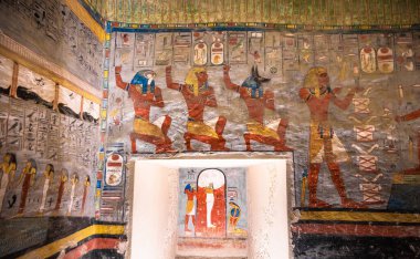 Luxor, Mısır - 18 Kasım 2021: Luxor, Mısır 'daki Krallar Vadisi' nin mezarlarındaki hiyerogliflerin ayrıntıları