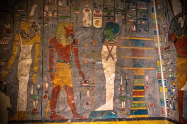 Luxor, Mısır - 18 Kasım 2021: Luxor, Mısır 'daki Krallar Vadisi' nin mezarlarındaki hiyerogliflerin ayrıntıları