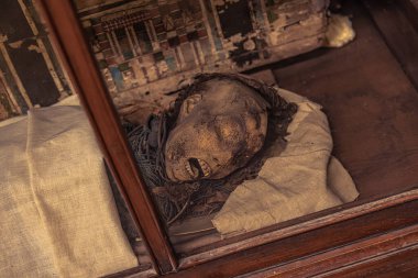 Kahire, Mısır - 13 Kasım 2021: Kahire 'deki Kahire Müzesi' nde mumyalar, Mısır 'daki Kahire Müzesi' nde mumyalar