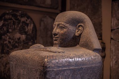 Kahire, Mısır - 13 Kasım 2021: Kahire, Mısır 'daki Kahire Müzesi' ndeki Antik Mısır heykelleri