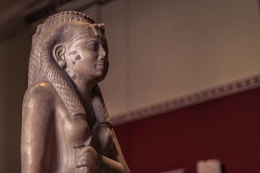 Kahire, Mısır - 13 Kasım 2021: Kahire, Mısır 'daki Kahire Müzesi' ndeki Antik Mısır heykelleri