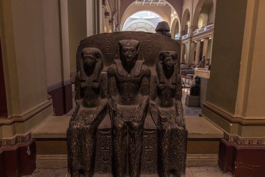 Kahire, Mısır - 13 Kasım 2021: Kahire, Mısır 'daki Kahire Müzesi' ndeki Antik Mısır heykelleri