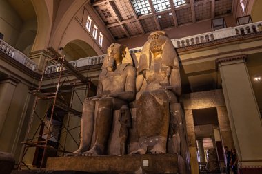 Kahire, Mısır - 13 Kasım 2021: Kahire, Mısır 'daki Kahire Müzesi' ndeki Antik Mısır heykelleri