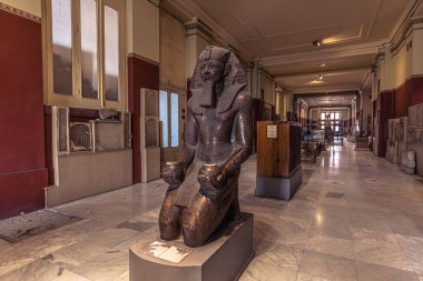 Kahire, Mısır - 13 Kasım 2021: Kahire, Mısır 'daki Kahire Müzesi' ndeki Antik Mısır heykelleri