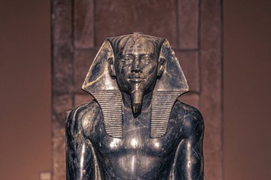 Kahire, Mısır - 13 Kasım 2021: Kahire, Mısır 'daki Kahire Müzesi' ndeki Antik Mısır heykelleri