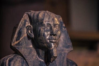 Kahire, Mısır - 13 Kasım 2021: Kahire, Mısır 'daki Kahire Müzesi' ndeki Antik Mısır heykelleri