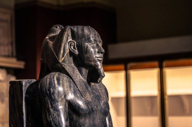 Kahire, Mısır - 13 Kasım 2021: Kahire, Mısır 'daki Kahire Müzesi' ndeki Antik Mısır heykelleri