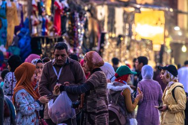 Kahire, Mısır - 13 Kasım 2021: Kahire, Mısır 'daki Khan el-Khalili Çarşısında alışveriş ve çarşılar