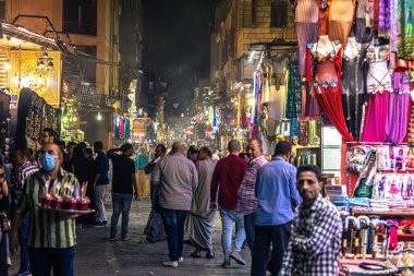 Kahire, Mısır - 13 Kasım 2021: Kahire, Mısır 'daki Khan el-Khalili Çarşısında alışveriş ve çarşılar