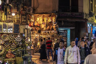 Kahire, Mısır - 13 Kasım 2021: Kahire, Mısır 'daki Khan el-Khalili Çarşısında alışveriş ve çarşılar