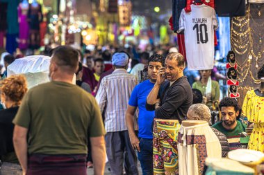 Kahire, Mısır - 13 Kasım 2021: Kahire, Mısır 'daki Khan el-Khalili Çarşısında alışveriş ve çarşılar