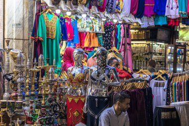 Kahire, Mısır - 13 Kasım 2021: Kahire, Mısır 'daki Khan el-Khalili Çarşısında alışveriş ve çarşılar