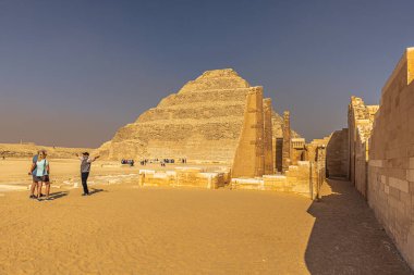 Saqqara, Mısır - 14 Kasım 2021: Mısır 'ın Saqqara kentindeki Antik Mısır Firavunu Djoser Piramidi