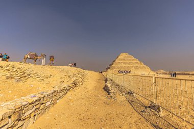 Saqqara, Mısır - 14 Kasım 2021: Mısır 'ın Saqqara kentindeki Antik Mısır Firavunu Djoser Piramidi