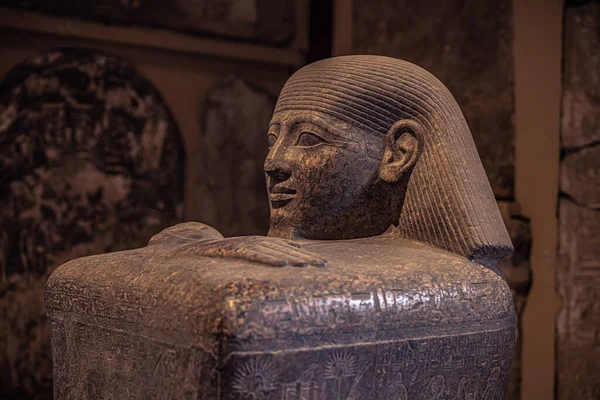 Kahire, Mısır - 13 Kasım 2021: Kahire, Mısır 'daki Kahire Müzesi' ndeki Antik Mısır heykelleri