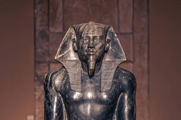 Kahire, Mısır - 13 Kasım 2021: Kahire, Mısır 'daki Kahire Müzesi' ndeki Antik Mısır heykelleri