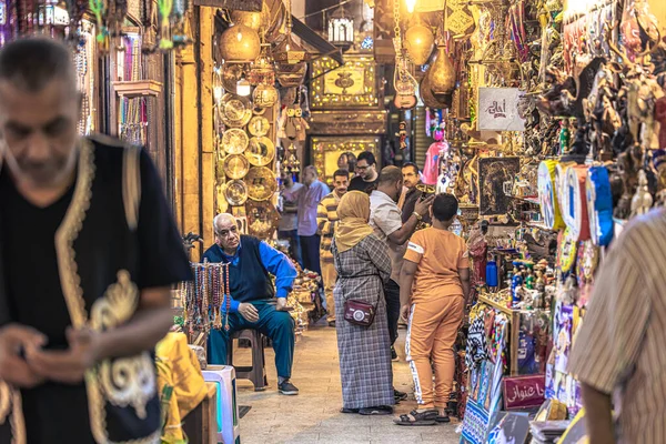 Kahire, Mısır - 13 Kasım 2021: Kahire, Mısır 'daki Khan el-Khalili Çarşısında alışveriş ve çarşılar