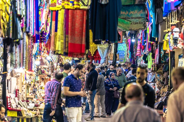 Kahire, Mısır - 13 Kasım 2021: Kahire, Mısır 'daki Khan el-Khalili Çarşısında alışveriş ve çarşılar