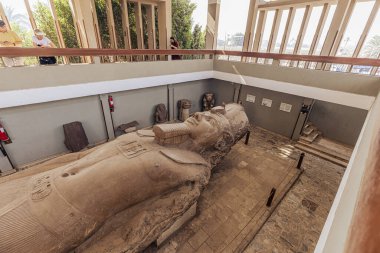 Memphis, Mısır - 14 Kasım 2021: Antik Mısır 'ın Memphis kentinde II. Ramses Heykeli