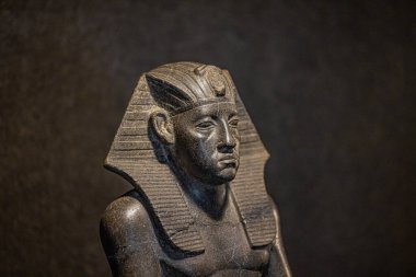 Luxor, Mısır - 19 Kasım 2021: Luxor, Mısır 'daki Eski Mısır Müzesi Heykeli