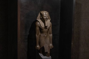 Luxor, Mısır - 19 Kasım 2021: Luxor, Mısır 'daki Eski Mısır Müzesi Heykeli