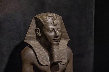 Luxor, Mısır - 19 Kasım 2021: Luxor, Mısır 'daki Eski Mısır Müzesi Heykeli