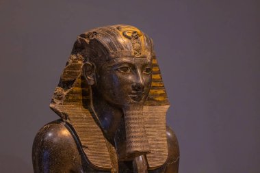 Luxor, Mısır - 19 Kasım 2021: Mısır 'ın Luxor kentindeki Lüksemburg Müzesi' nde firavun Thutmose III 'ün Antik Mısır heykeli