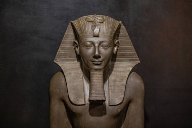 Luxor, Mısır - 19 Kasım 2021: Luxor, Mısır 'daki Eski Mısır Müzesi Heykeli