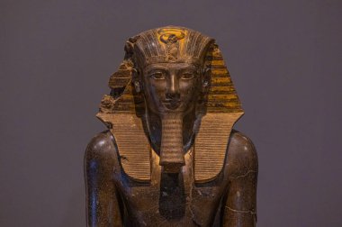 Luxor, Mısır - 19 Kasım 2021: Mısır 'ın Luxor kentindeki Lüksemburg Müzesi' nde firavun Thutmose III 'ün Antik Mısır heykeli