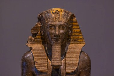 Luxor, Mısır - 19 Kasım 2021: Mısır 'ın Luxor kentindeki Lüksemburg Müzesi' nde firavun Thutmose III 'ün Antik Mısır heykeli