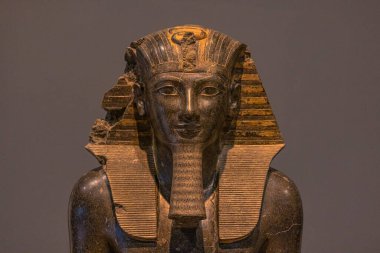 Luxor, Mısır - 19 Kasım 2021: Mısır 'ın Luxor kentindeki Lüksemburg Müzesi' nde firavun Thutmose III 'ün Antik Mısır heykeli