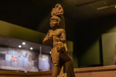 Luxor, Mısır - 19 Kasım 2021: Luxor, Mısır 'daki Eski Mısır Müzesi Heykeli