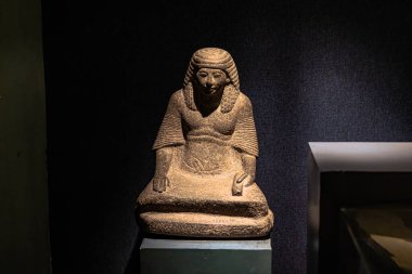 Luxor, Mısır - 19 Kasım 2021: Luxor, Mısır 'daki Eski Mısır Müzesi Heykeli