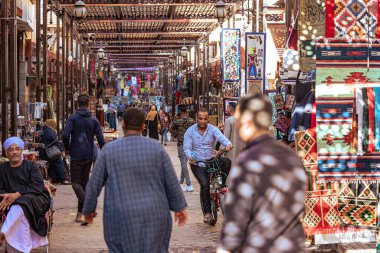 Luxor, Mısır - 19 Kasım 2021: Lüksör, Mısır 'ın merkez Çarşısı' ndaki İnsanlar