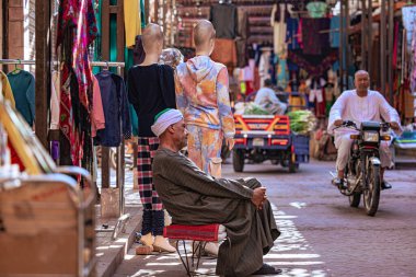 Luxor, Mısır - 19 Kasım 2021: Lüksör, Mısır 'ın merkez Çarşısı' ndaki İnsanlar