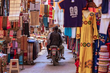 Luxor, Mısır - 19 Kasım 2021: Lüksör, Mısır 'ın merkez Çarşısı' ndaki İnsanlar