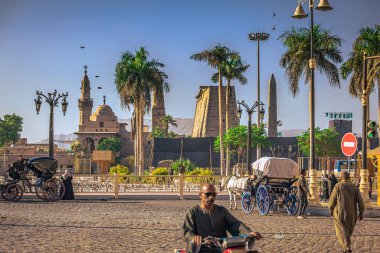 Luxor, Mısır - 19 Kasım 2021: Lüksör, Mısır 'ın merkez Çarşısı' ndaki İnsanlar