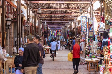 Luxor, Mısır - 19 Kasım 2021: Lüksör, Mısır 'ın merkez Çarşısı' ndaki İnsanlar