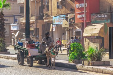 Luxor, Mısır - 19 Kasım 2021: Lüksör, Mısır 'ın merkez Çarşısı' ndaki İnsanlar