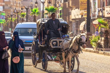 Luxor, Mısır - 19 Kasım 2021: Lüksör, Mısır 'ın merkez Çarşısı' ndaki İnsanlar