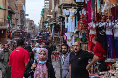 Kahire, Mısır - 21 Kasım 2021: Kahire 'deki Khan el-Khalili Çarşısında alışveriş ve çarşılar