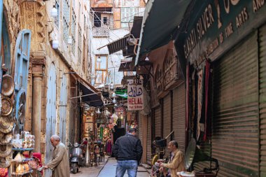 Kahire, Mısır - 21 Kasım 2021: Kahire 'deki Khan el-Khalili Çarşısında alışveriş ve çarşılar