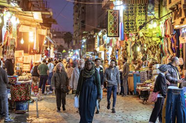 Kahire, Mısır - 21 Kasım 2021: Kahire 'deki Khan el-Khalili Çarşısında alışveriş ve çarşılar