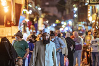 Kahire, Mısır - 21 Kasım 2021: Kahire 'deki Khan el-Khalili Çarşısında alışveriş ve çarşılar