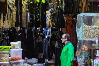 Kahire, Mısır - 21 Kasım 2021: Kahire 'deki Khan el-Khalili Çarşısında alışveriş ve çarşılar