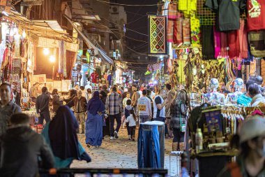 Kahire, Mısır - 21 Kasım 2021: Kahire 'deki Khan el-Khalili Çarşısında alışveriş ve çarşılar